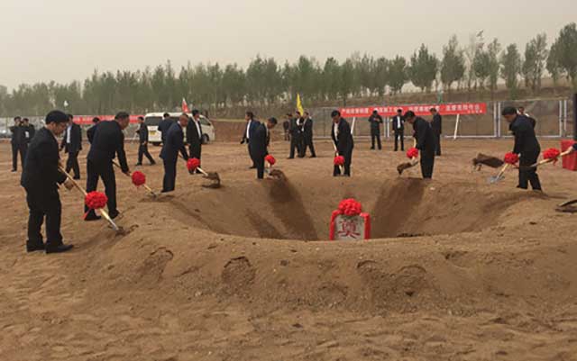 中慶建設(shè)集團(tuán)李洪宇和朝陽(yáng)市委市政府領(lǐng)導(dǎo)共同奠基_副本.jpg 中慶建設(shè)集團(tuán)李洪宇和朝陽(yáng)市委市政府領(lǐng)導(dǎo)共同奠基_副本.jpg